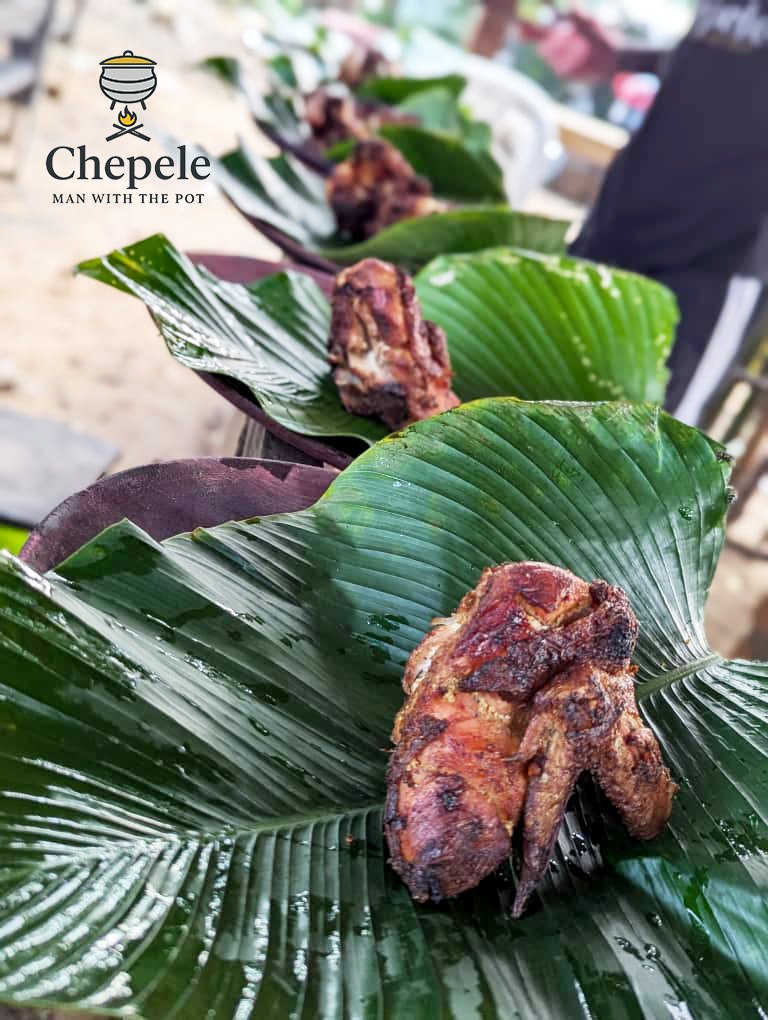 Le poulet, servi sur une feuille. Photo : Chepele (chepele.com), avec son accord