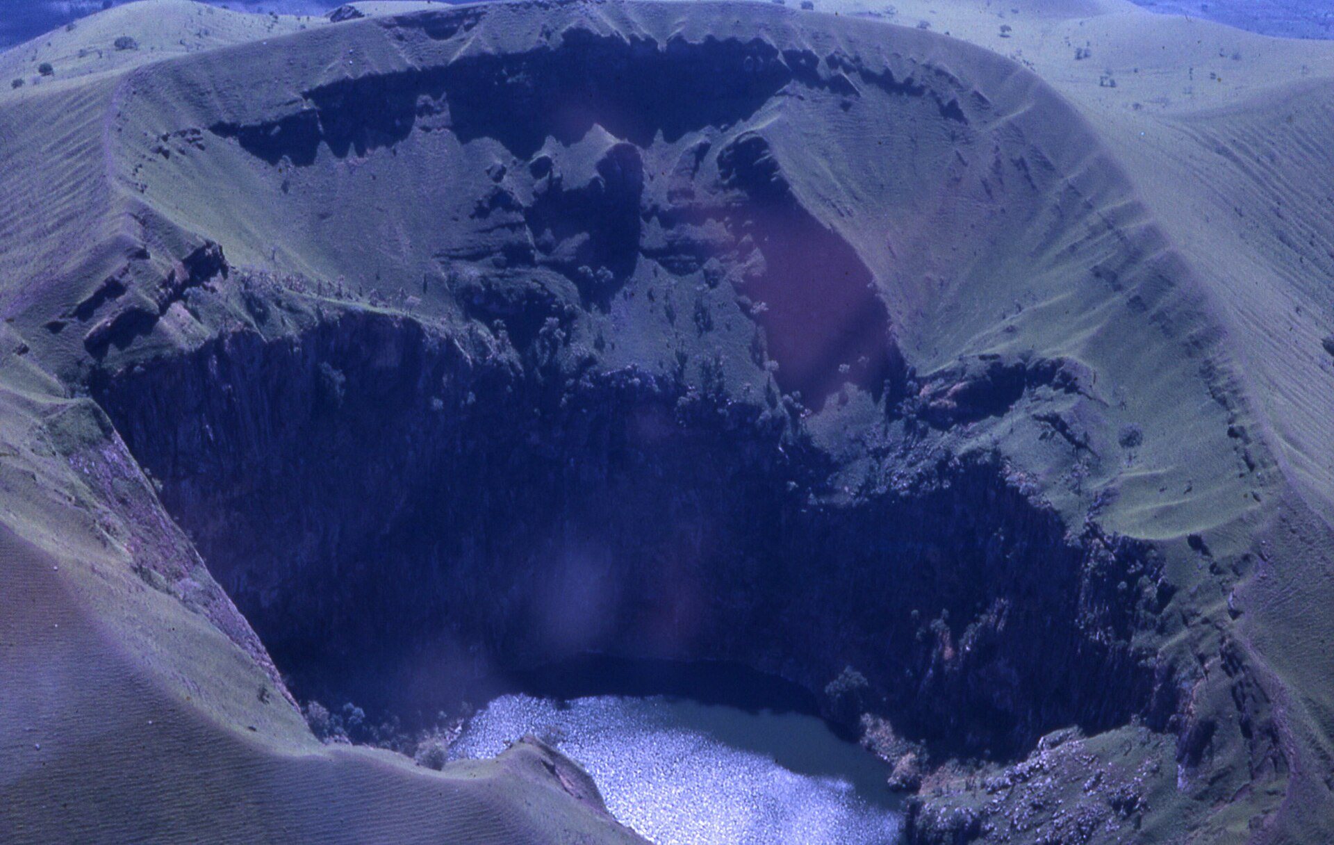 Le cratère du mont Mbapit et son lac, en 1966. Photo : eLaboureur from F-12510 OLEMPS / Wikimedia Commons, CC BY 2.0