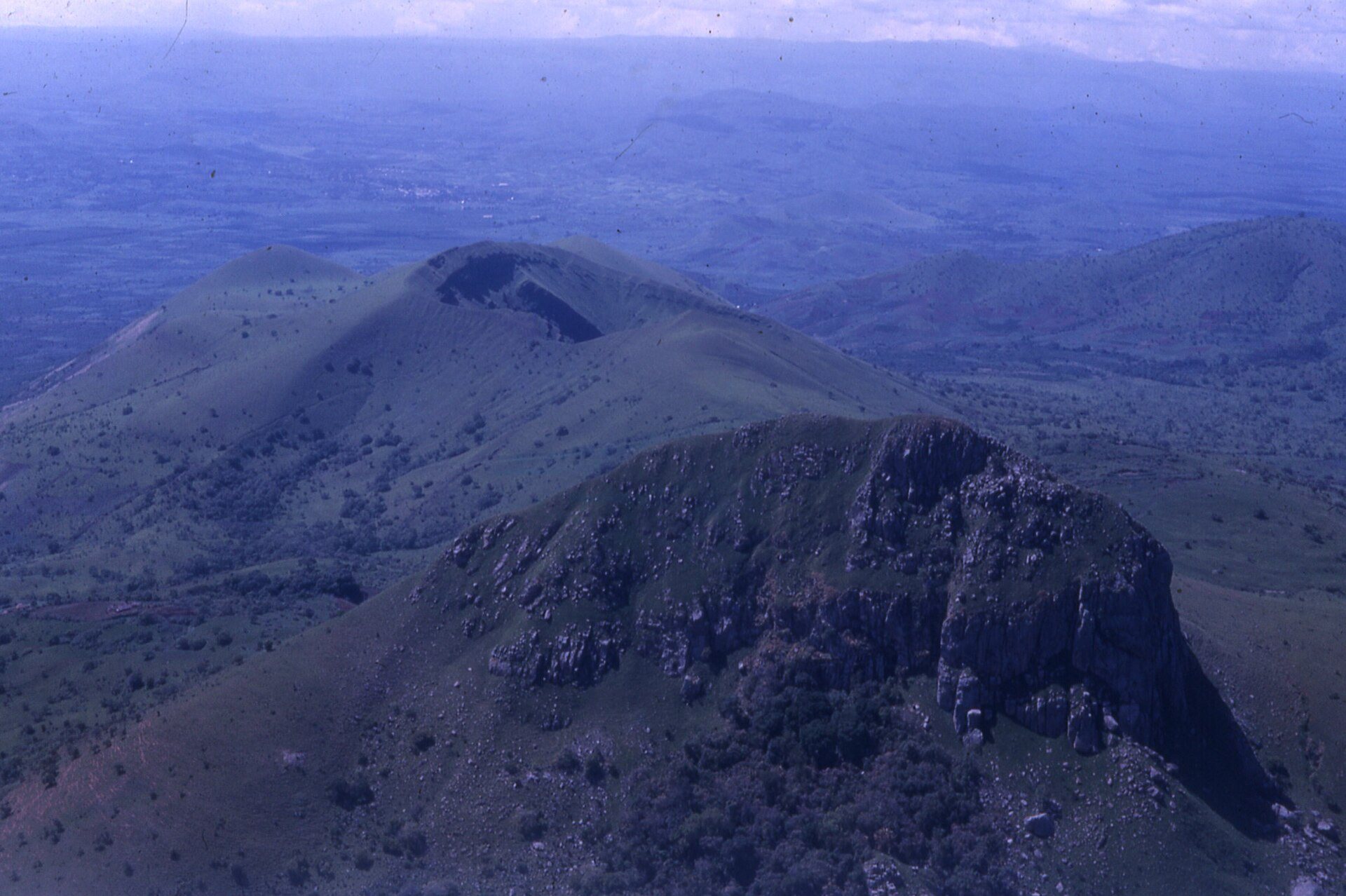 Le mont Mbapit, en 1966. Photo : eLaboureur from F-12510 OLEMPS / Wikimedia Commons, CC BY 2.0