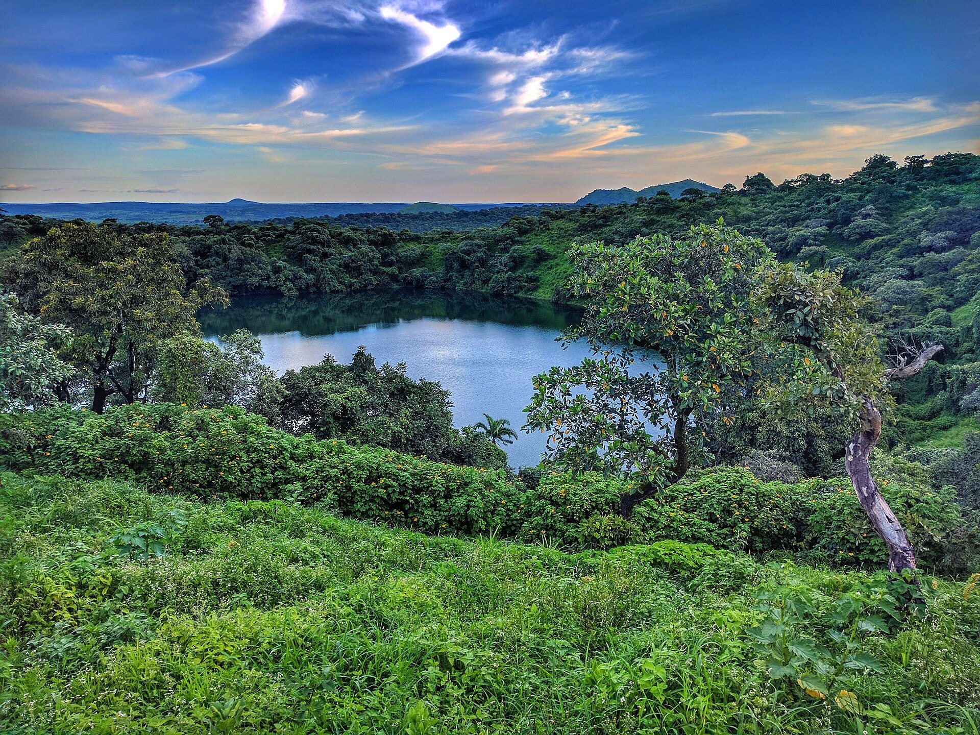 Le lac de cratère de Tison. Photo : 2ddanga / Wikimedia Commons, CC BY-SA 4.0