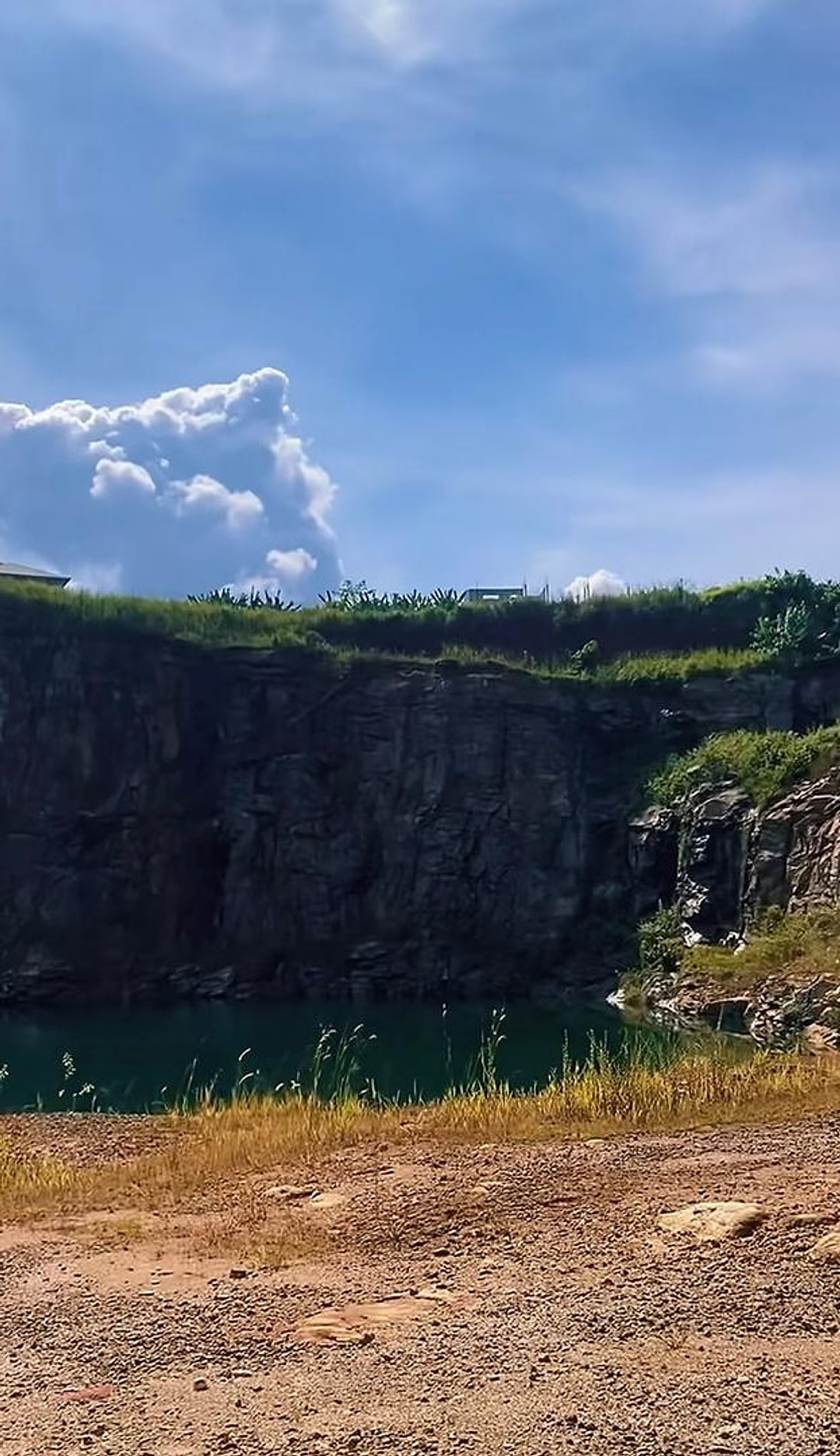 La paroi de l’ancienne carrière, au-dessus de l’eau.