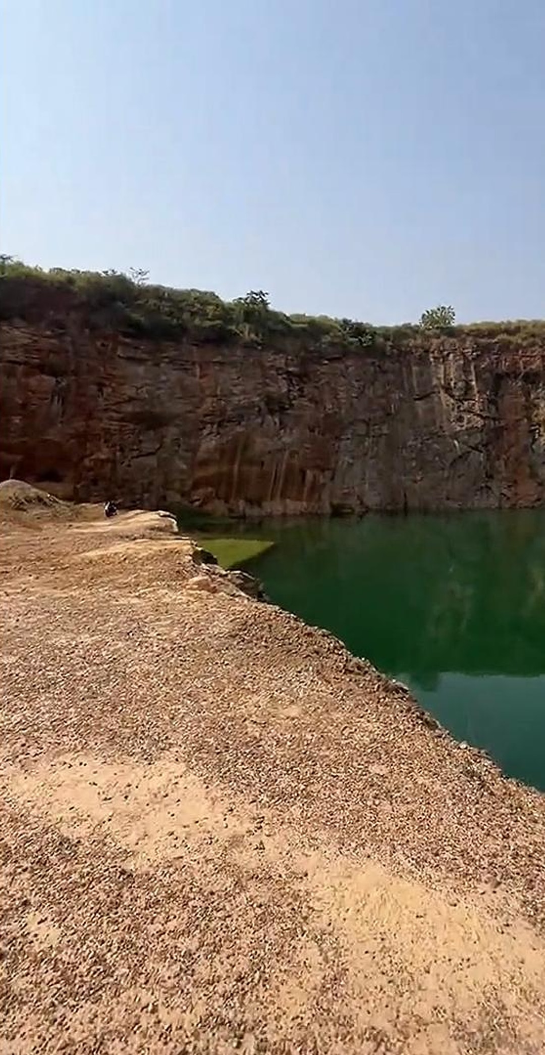 L’eau verte du lac d’Akak, au pied de la paroi de l’ancienne carrière.