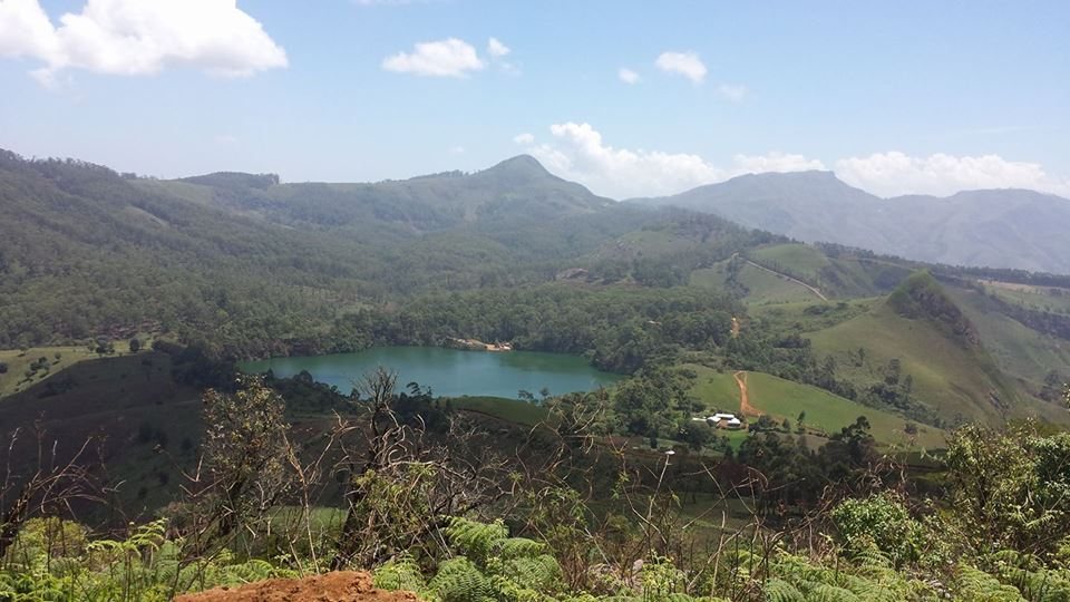 Le lac Awing et ses collines. Photo : Achataseh Godwill / Wikimedia Commons, CC BY-SA 4.0