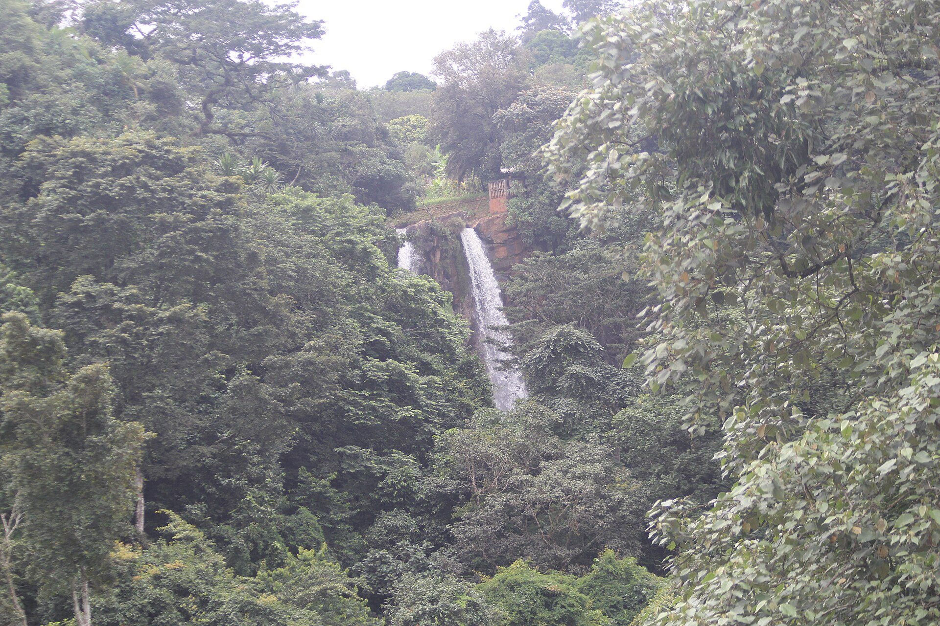 La chute de Mamy Wata, à Fongo-Tongo. Photo : Nekisvincent / Wikimedia Commons, CC BY-SA 4.0
