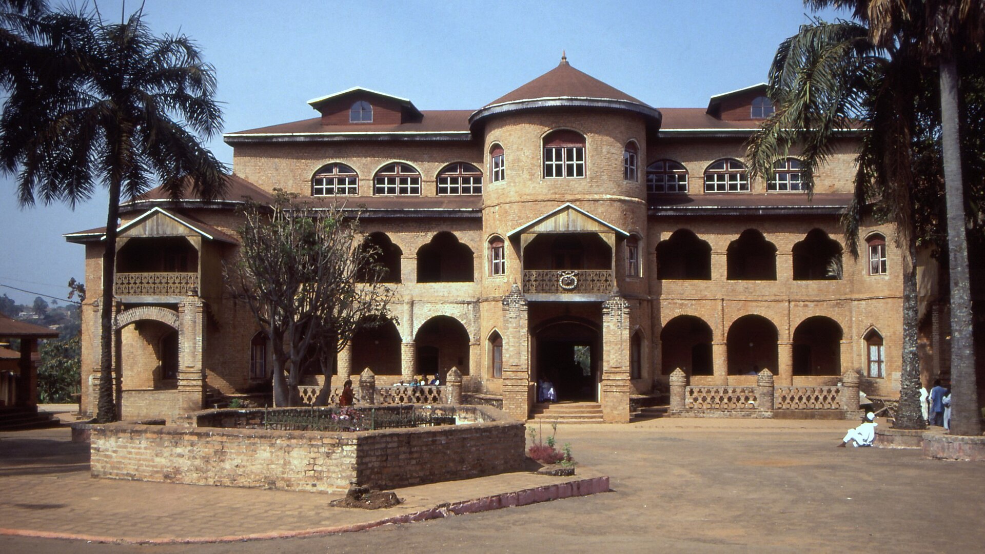 La façade du palais. Photo : Albert Backer, 1991 / Wikimedia Commons, CC BY-SA 3.0