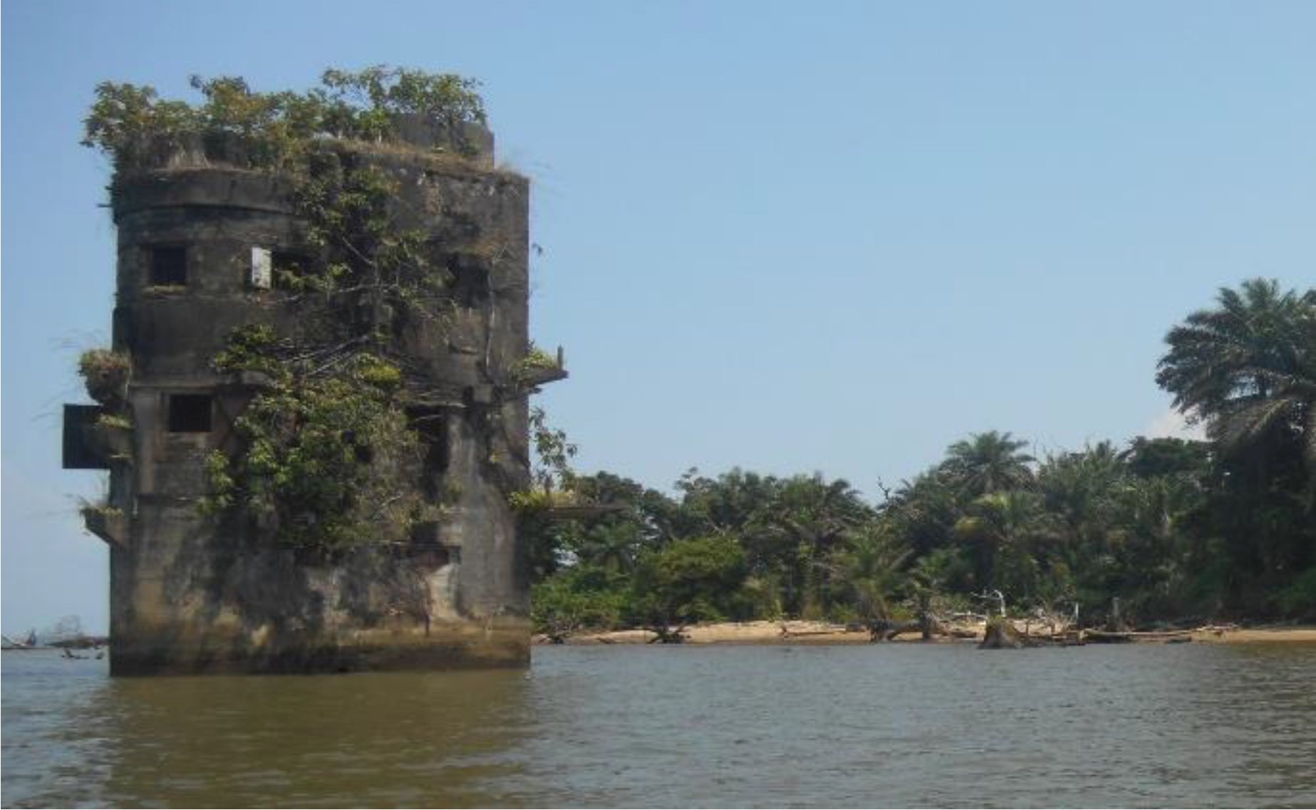 À Manoka, la ruine d’une prison de l’époque allemande. Photo : Claude Tatuebu Tagne / Wikimedia Commons, CC BY 4.0