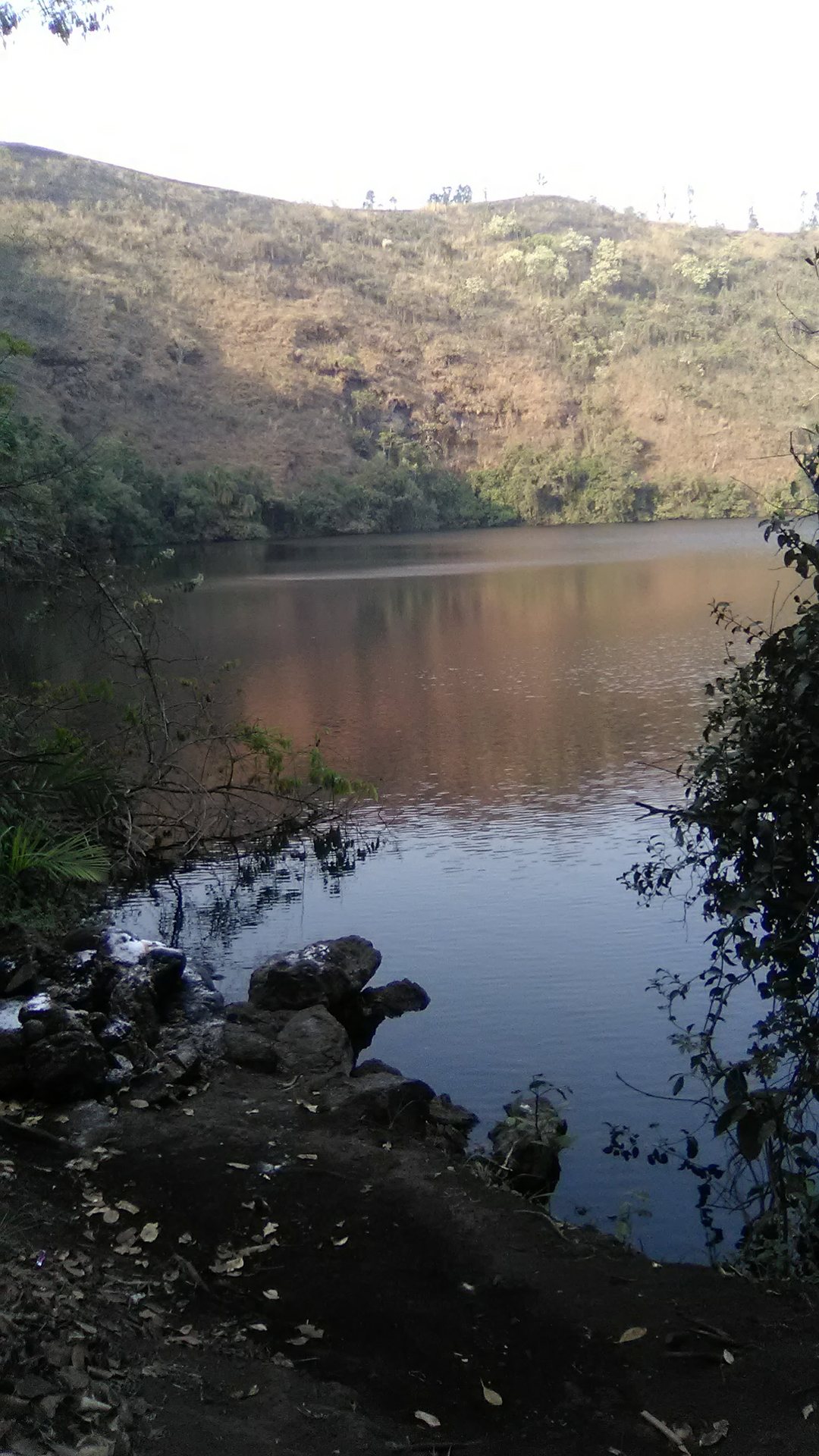 Le lac Baleng, au fond de son cratère. Photo : Kondah / Wikimedia Commons, CC BY-SA 4.0