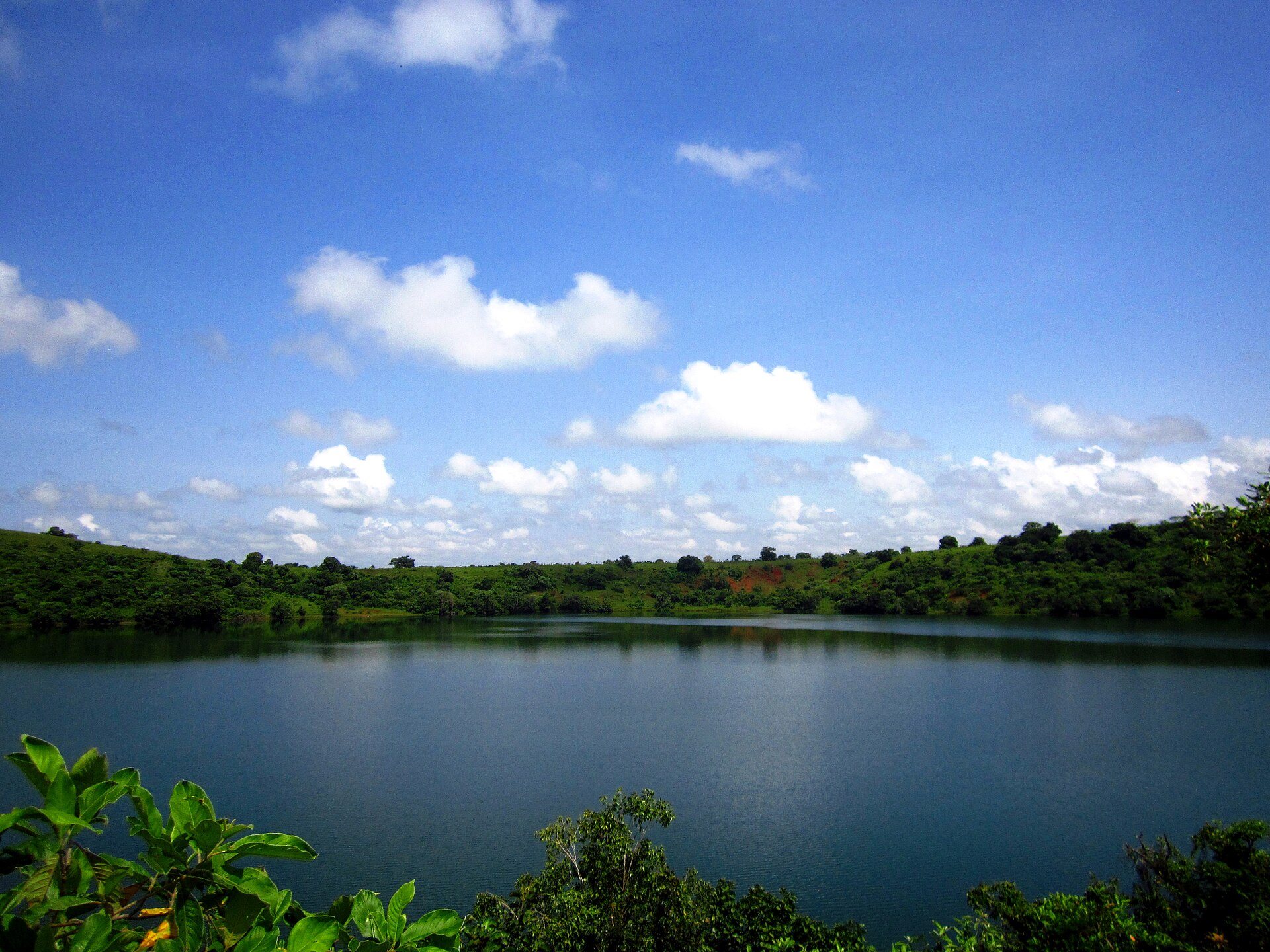 Le lac de cratère de Mballang. Photo : 2ddanga / Wikimedia Commons, CC BY-SA 4.0