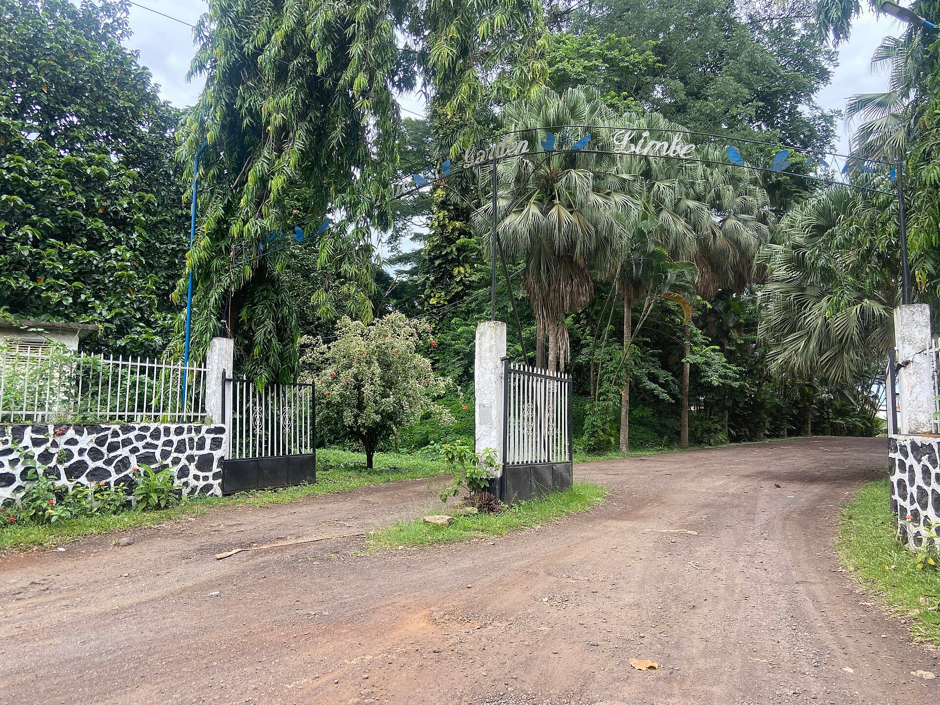 botanic garden entrance. Photo : BabyBen98 / Wikimedia Commons, CC BY-SA 4.0