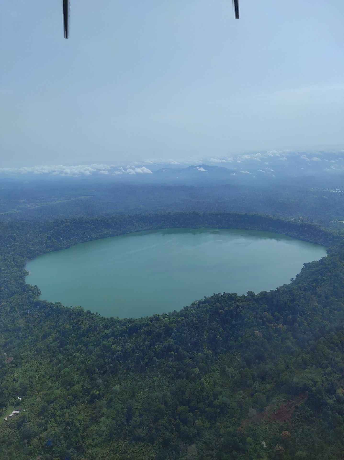 Le lac Barombi Mbo vu du ciel. Photo : Eric Joel MAMA NKE / Wikimedia Commons, CC BY-SA 4.0