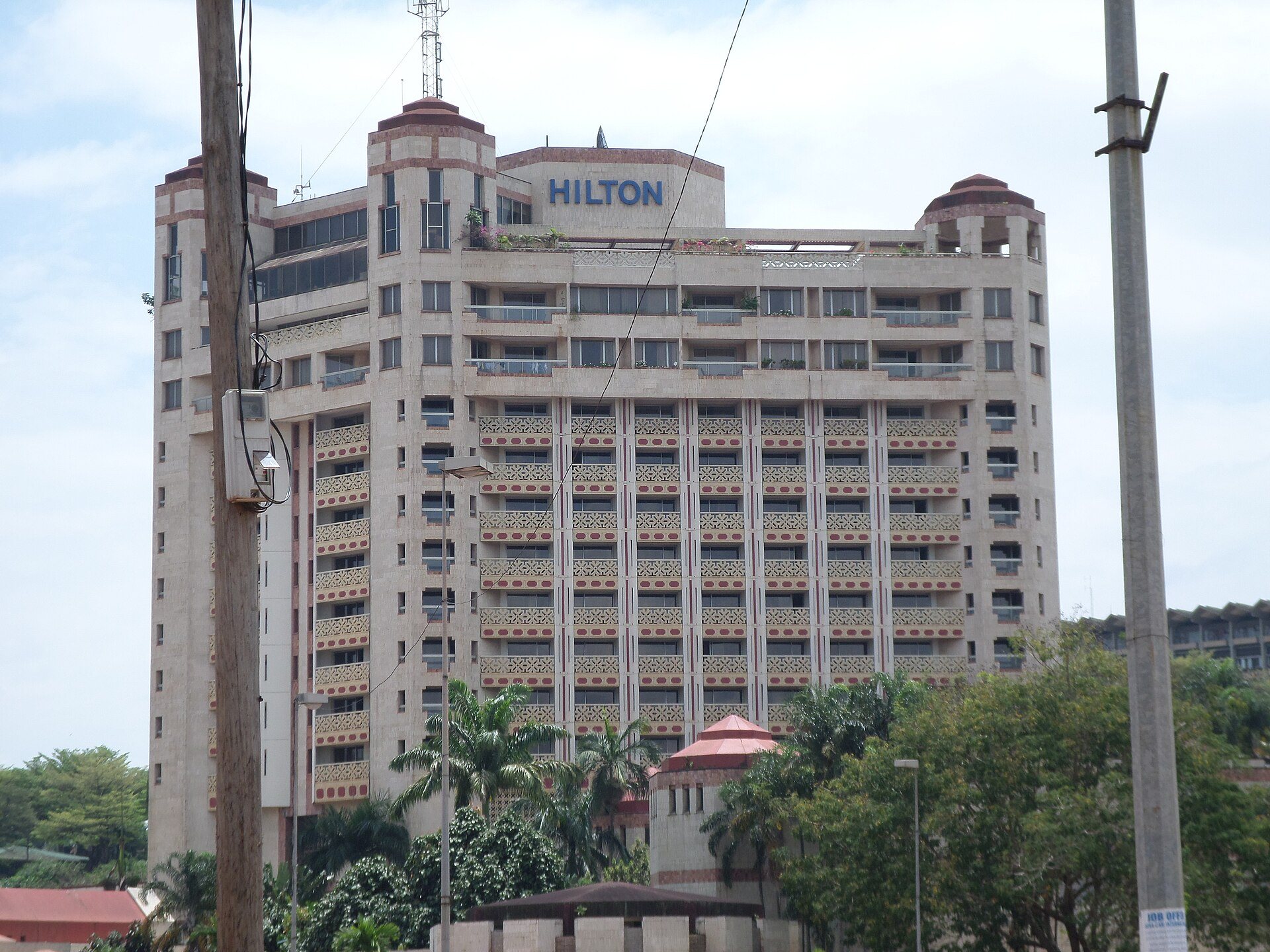 Hilton Yaoundé. Photo : Fawaz.tairou / Wikimedia Commons, CC BY-SA 3.0