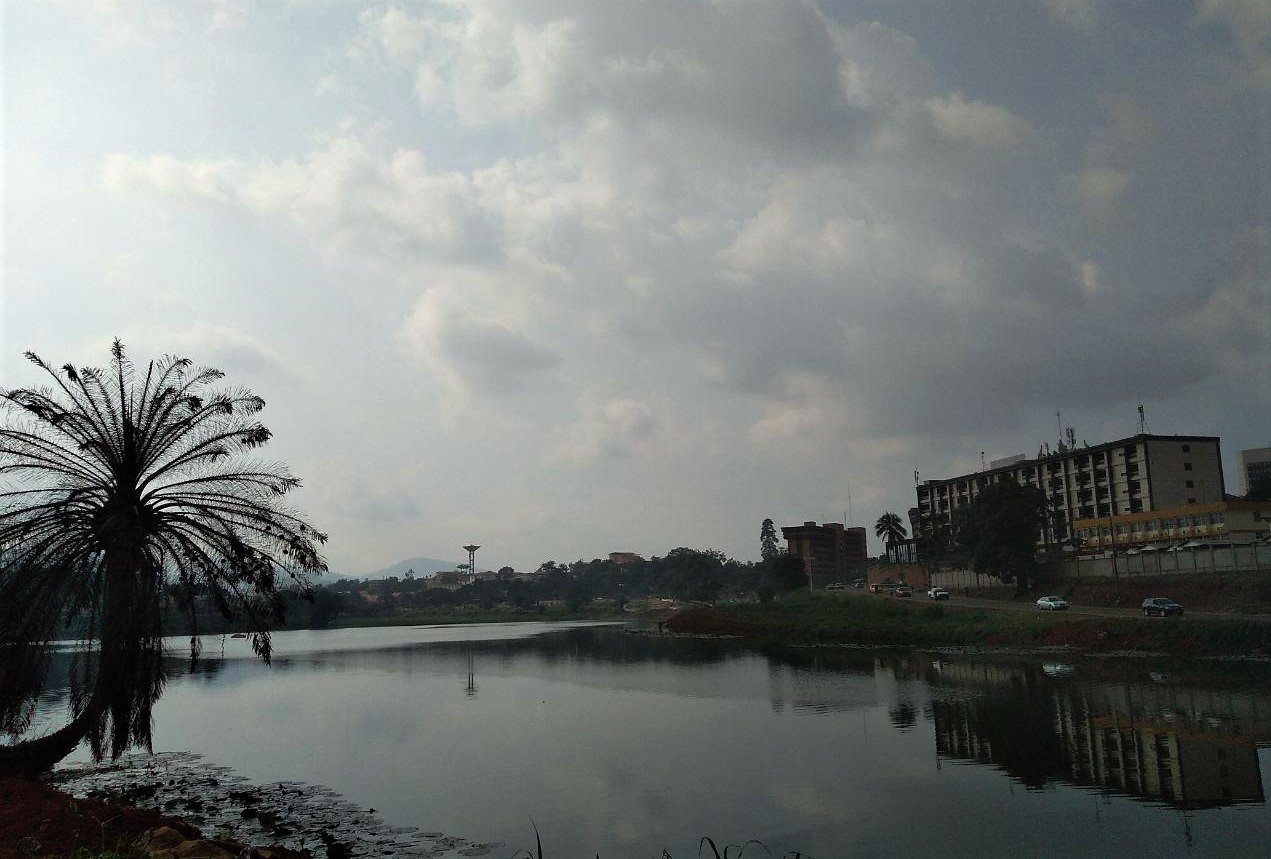 Municipal lake. Photo : Anne Emma POKA / Wikimedia Commons, CC BY-SA 4.0