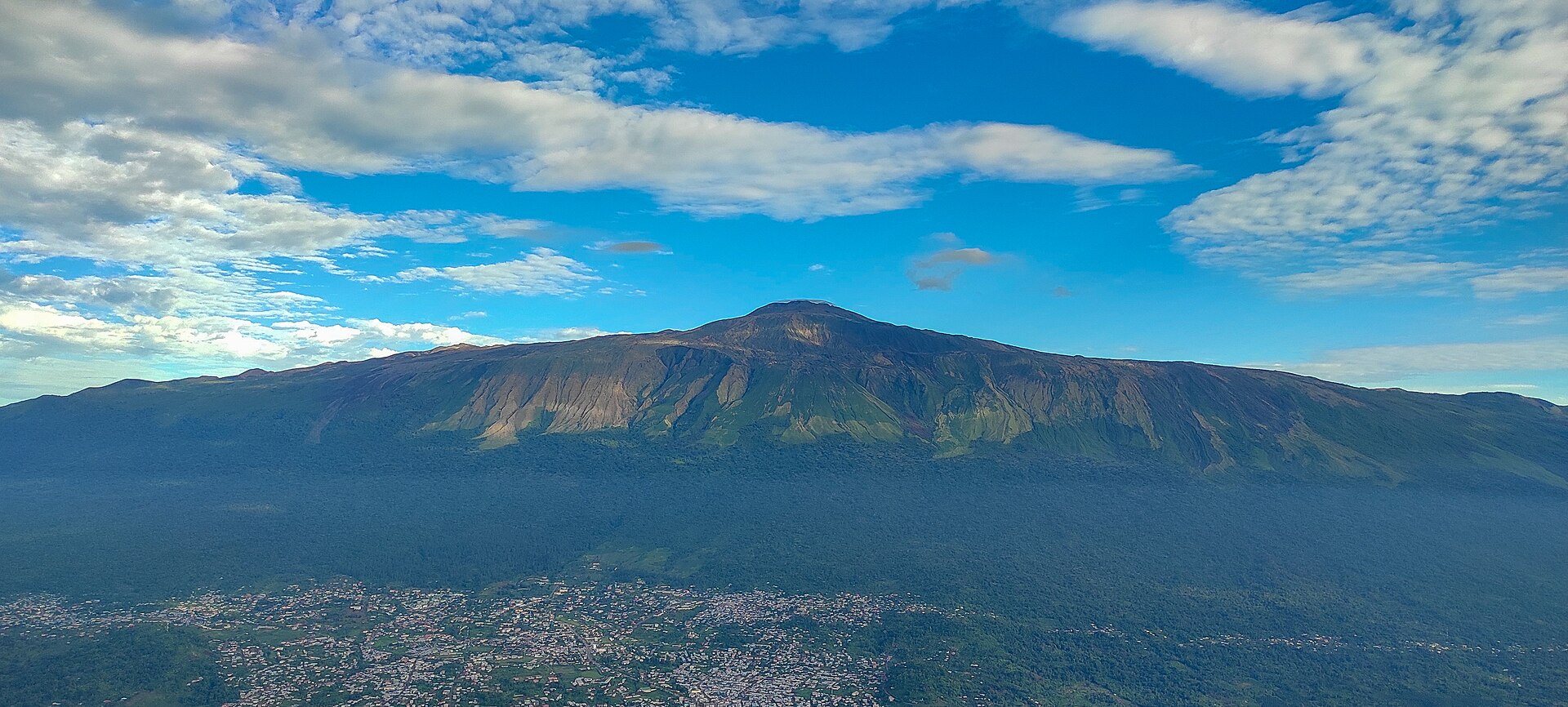 Le mont Cameroun, le « char des Dieux ». Photo : Eric Joel MAMA NKE / Wikimedia Commons, CC BY-SA 4.0