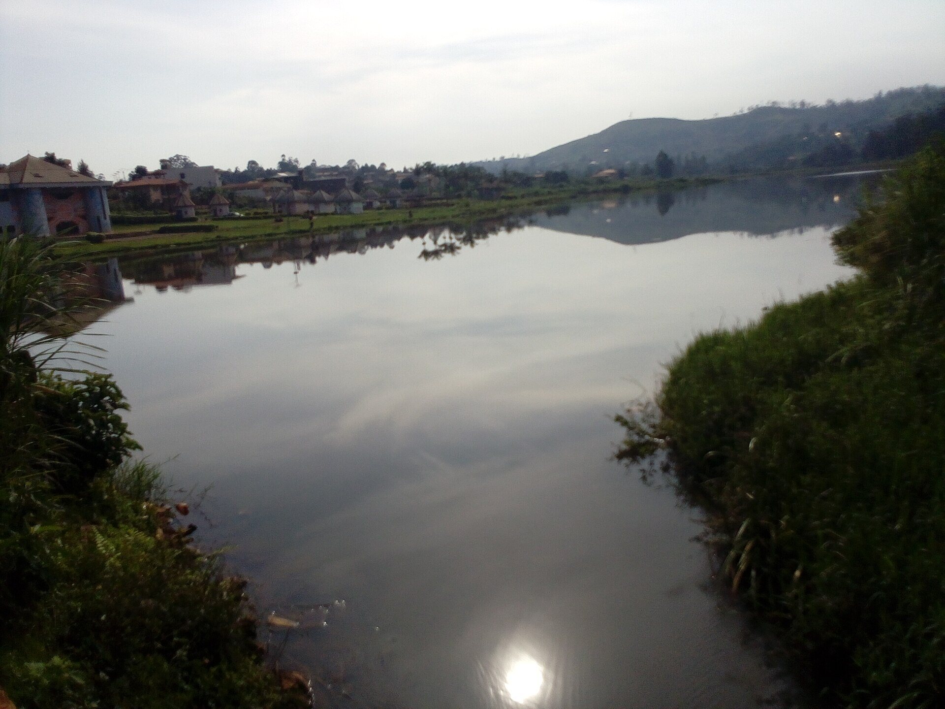 Le lac municipal de Dschang. Photo : Frankyta / Wikimedia Commons, CC BY-SA 4.0