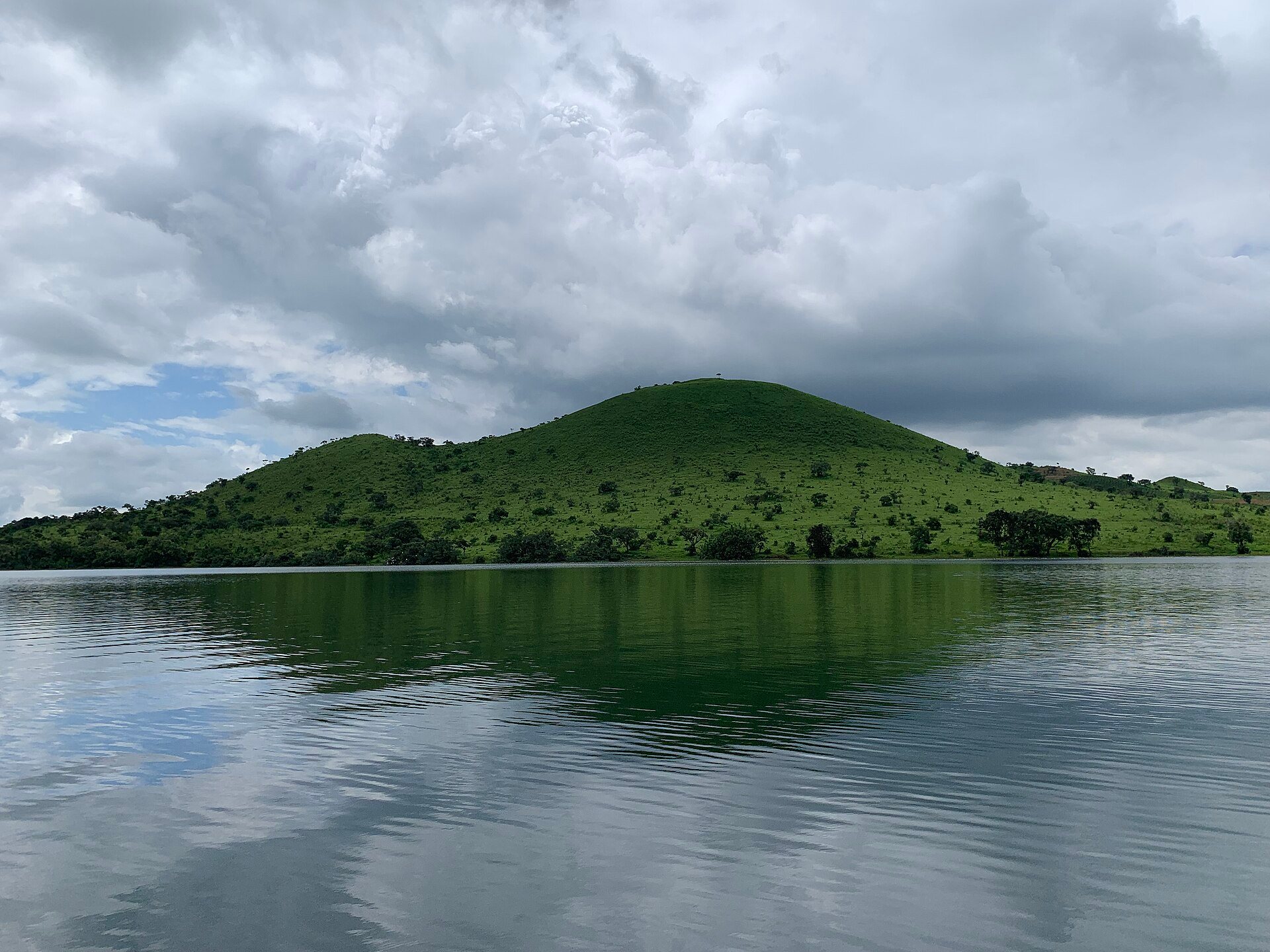 Le lac Petponoun. Photo : Onclebob15 / Wikimedia Commons, CC BY-SA 4.0